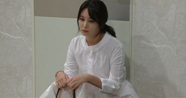 Chưa vào nhà đã nghe tiếng chị chồng lanh lảnh, tôi chết lặng khi mọi bí mật được phơi bày qua lời của chị ấy