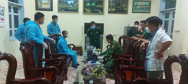 Lực lượng chức năng làm việc với  Lê Phong Trường cùng tang vật.