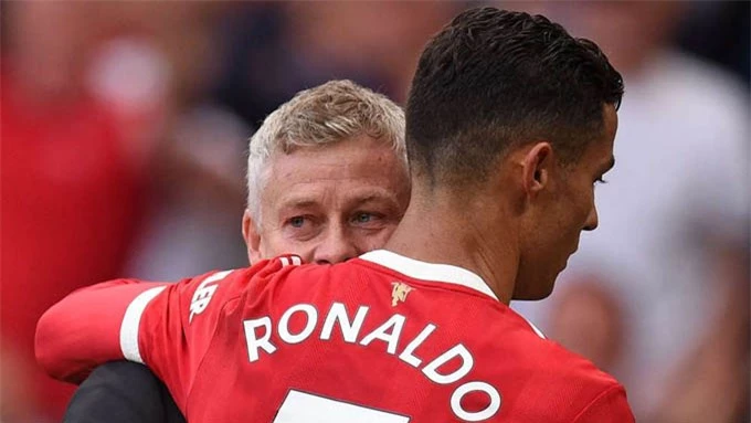 Ronaldo ôm HLV Solskjaer khi trận Man United vs Newcastle kết thúc