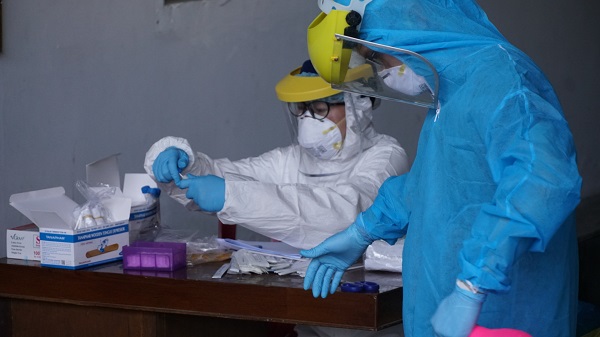 Xe luồng xanh chở người nghi mắc COVID-19