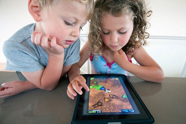 IPad, điện thoại cảm ứng ảnh hưởng nghiêm trọng đến cơ xương của trẻ