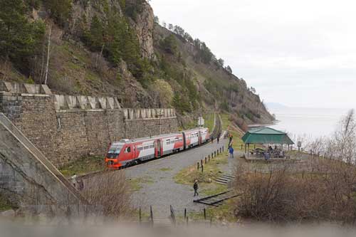 Chuyến du lịch đặc biệt bằng tàu hỏa dọc theo hồ Baikal