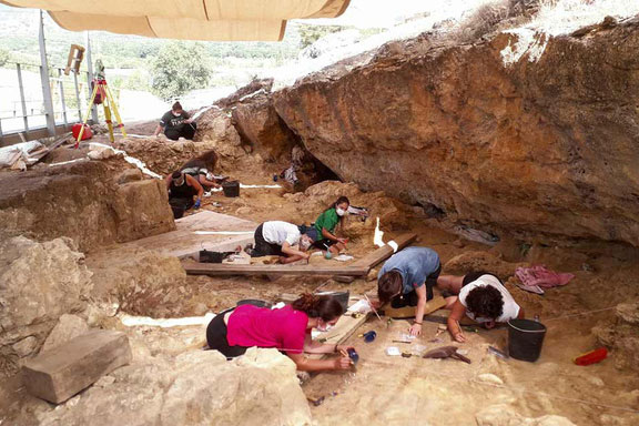 Phát hiện "chốn ăn chơi" của loài người khác giữa thủ đô Tây Ban Nha