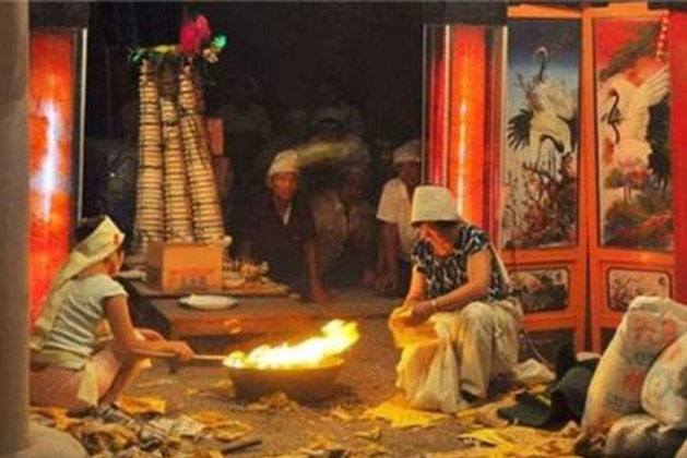 Tr&#xEA;n &#x111;&#x1EDD;i c&#xF3; 2 th&#x1EE9; kh&#xF4;ng th&#x1EC3; nh&#xEC;n th&#x1EB3;ng v&#xE0;o: M&#x1ED9;t l&#xE0; M&#x1EB7;t tr&#x1EDD;i, hai l&#xE0; l&#xF2;ng d&#x1EA1; con ng&#x1B0;&#x1EDD;i - V&#x1EE5; &#xE1;n &quot;l&#xE0;ng ma Chi&#x1EBF;t Giang&quot; l&#xE0; minh ch&#x1EE9;ng