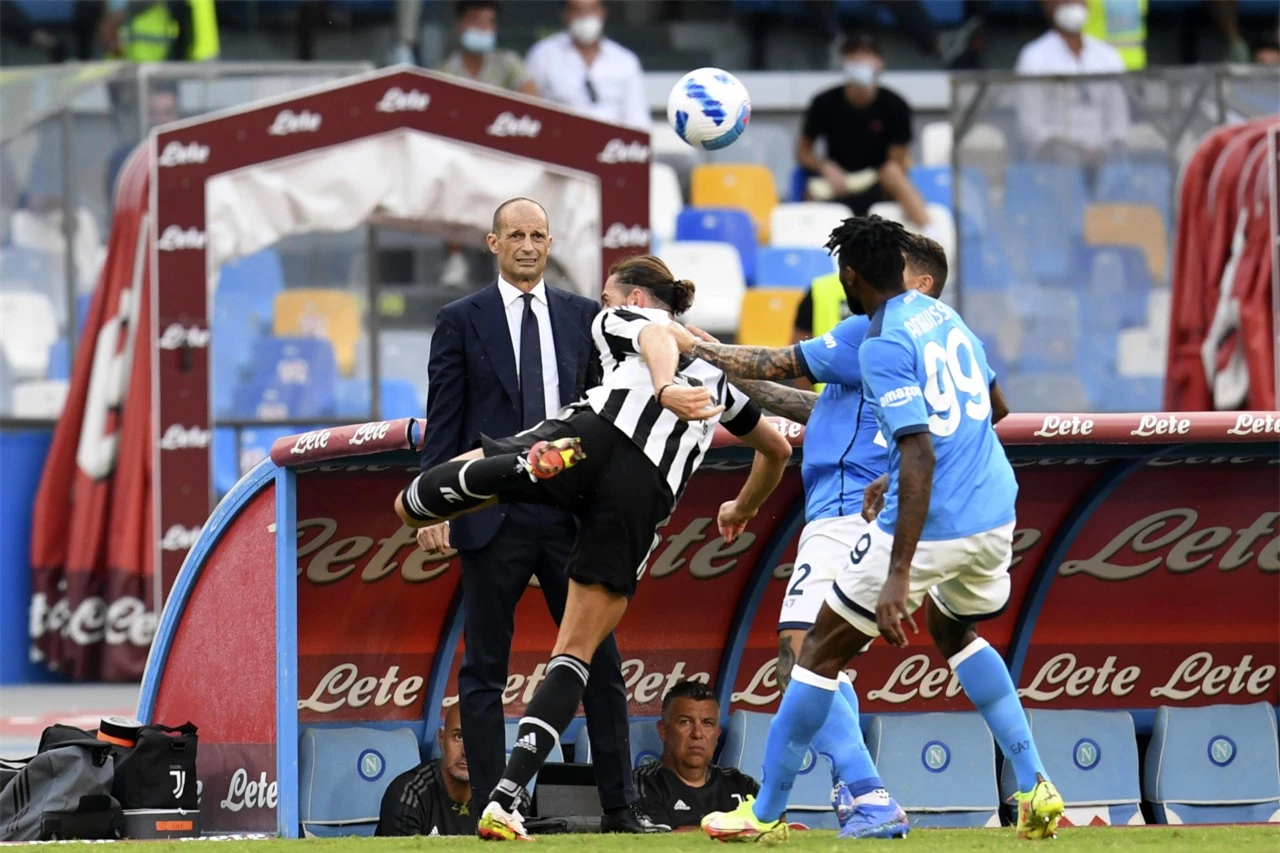 Juventus (áo sọc) của HLV Allegri đã bị Napoli áp đảo trong hầu hết 90 phút