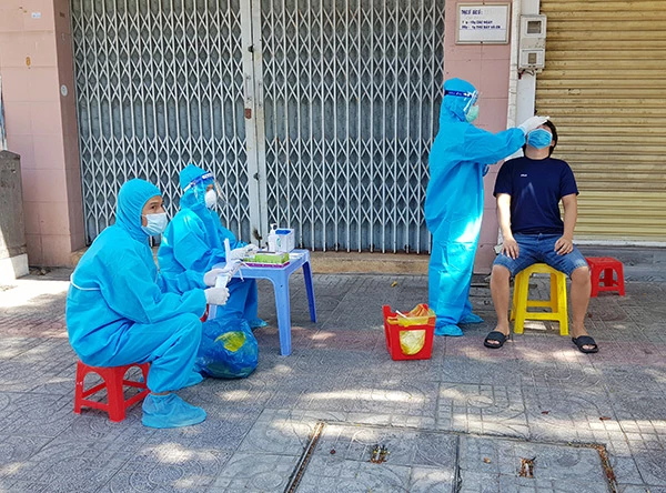 Nhân viên Trạm Y tế phường Tân Chính (quận Thanh Khê, Đà Nẵng) tham gia lấy mẫu xét nghiệm đại diện hộ gia đình