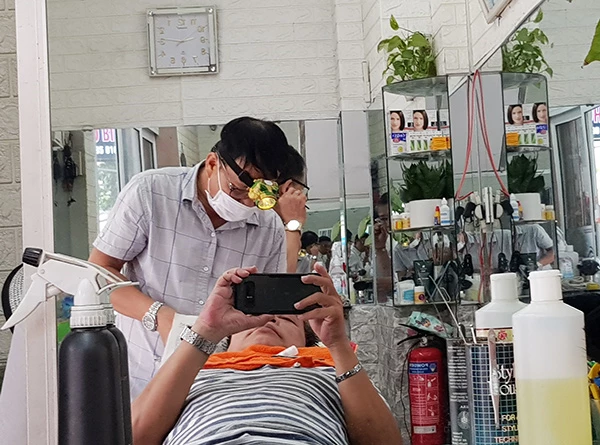 Thợ hót tóc, sửa chữa vật dụng gia đình... tại Đà Nẵng sẽ được tiêm vaccine AstraZenenca mũi 1 từ ngày 15 - 21/9/2021