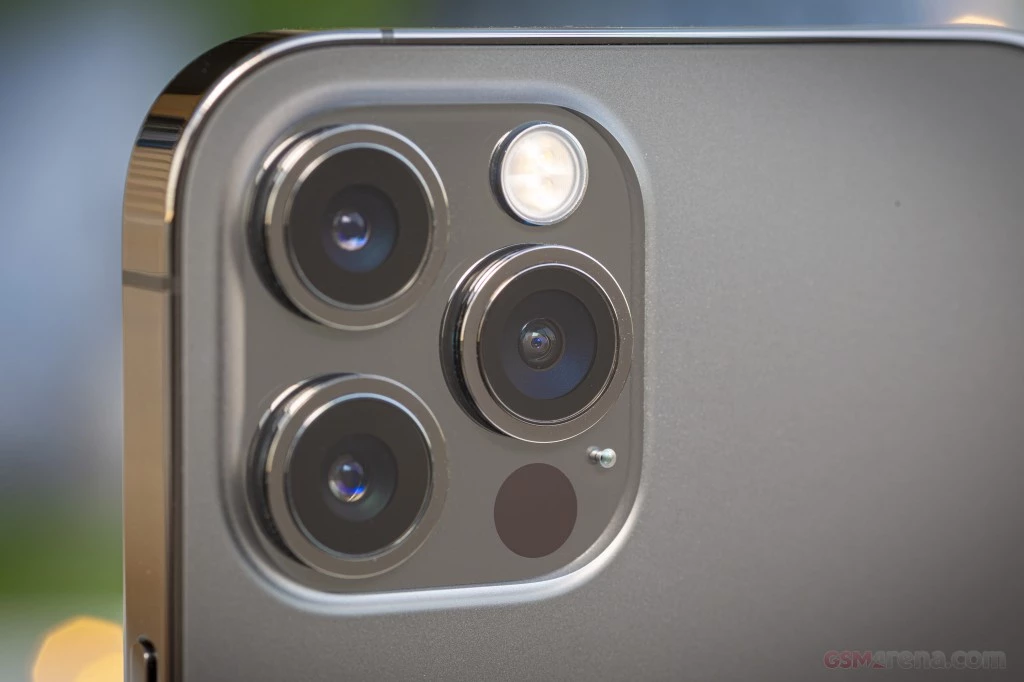 Camera sau của iPhone 12 Pro Max.