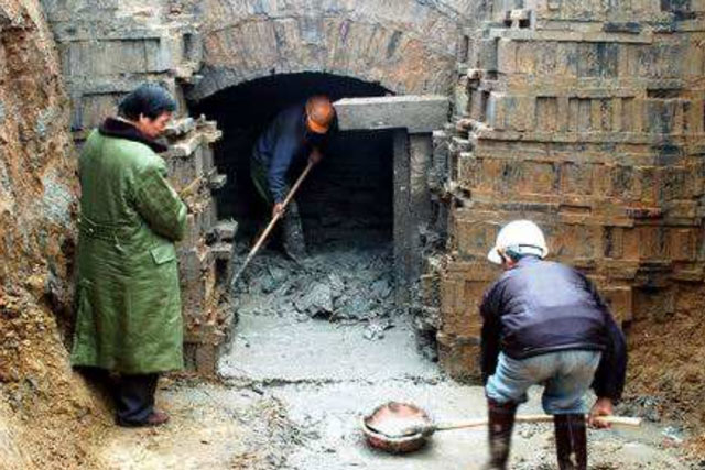 Khai quật mộ cổ 500 năm của nhà sư: Không có bóng dáng báu vật nhưng đặc biệt xuất hiện hai con "quái thú" còn sống!