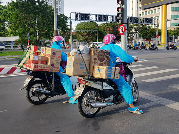 Đà Nẵng: Các nhà sách sử dụng shipper chuyển sách giáo khoa, đồ dùng học tập đến học sinh