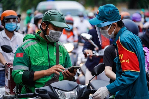 TP Hồ Chí Minh thí điểm cấp mã QR cho người dân 3 quận, huyện để làm việc an toàn.