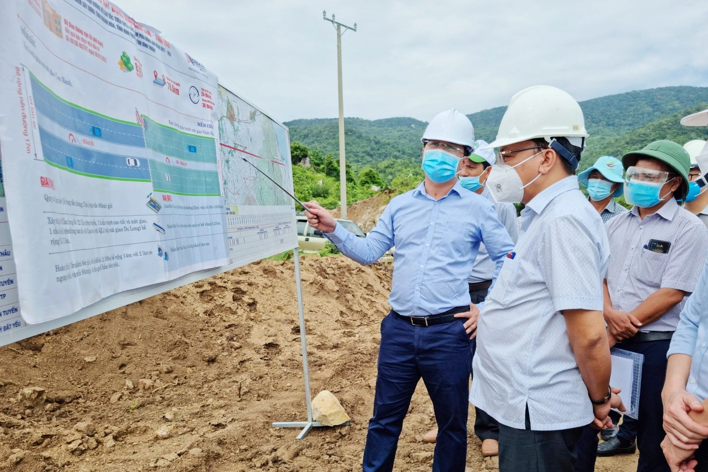 Ông Phan Văn Thắng - Tổng Giám đốc Công ty cổ phần Cao tốc Cam Lâm – Vĩnh Hảo báo cáo tình hình triển khai dự án với lãnh đạo UBND tỉnh Ninh Thuận.