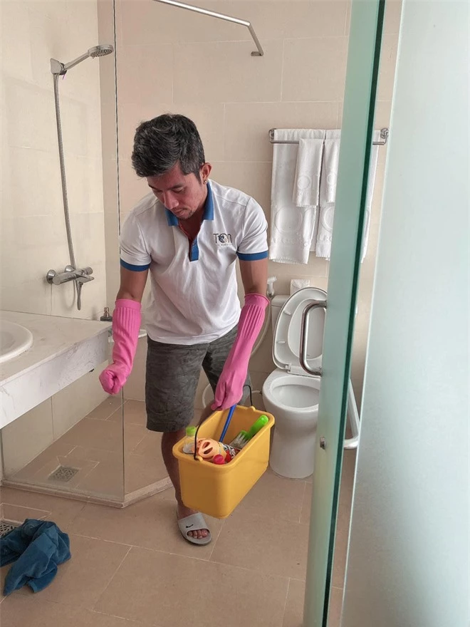 Lương Bằng Quang tự so sánh ảnh trước và sau khi làm nhân viên dọn vệ sinh, tiết lộ đang bị nhiều người xa cách - Ảnh 4.