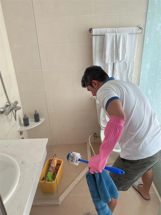 Lương Bằng Quang tự so sánh ảnh trước và sau khi làm nhân viên dọn vệ sinh, tiết lộ đang bị nhiều người xa cách - Ảnh 5.