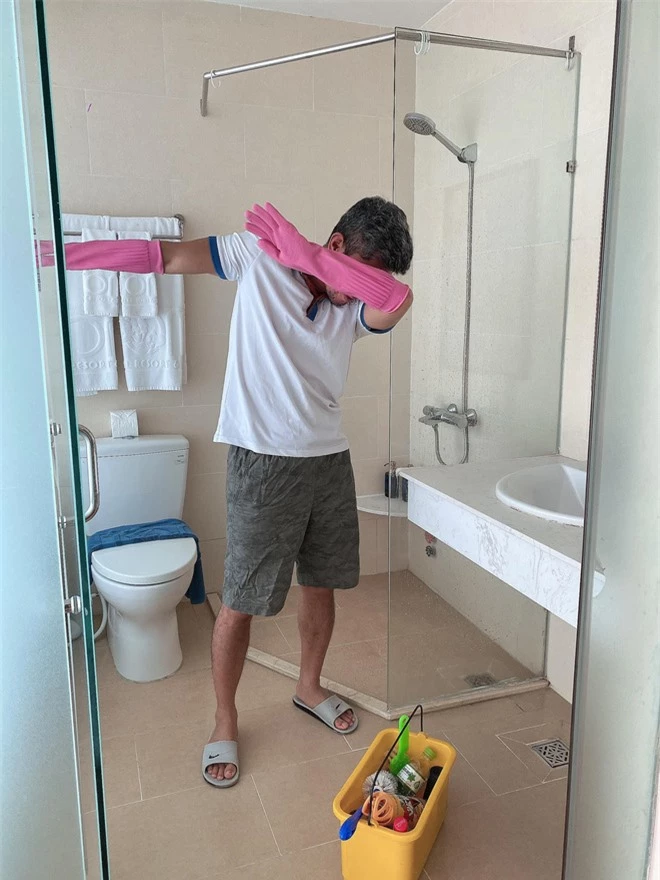 Lương Bằng Quang tự so sánh ảnh trước và sau khi làm nhân viên dọn vệ sinh, tiết lộ đang bị nhiều người xa cách - Ảnh 6.