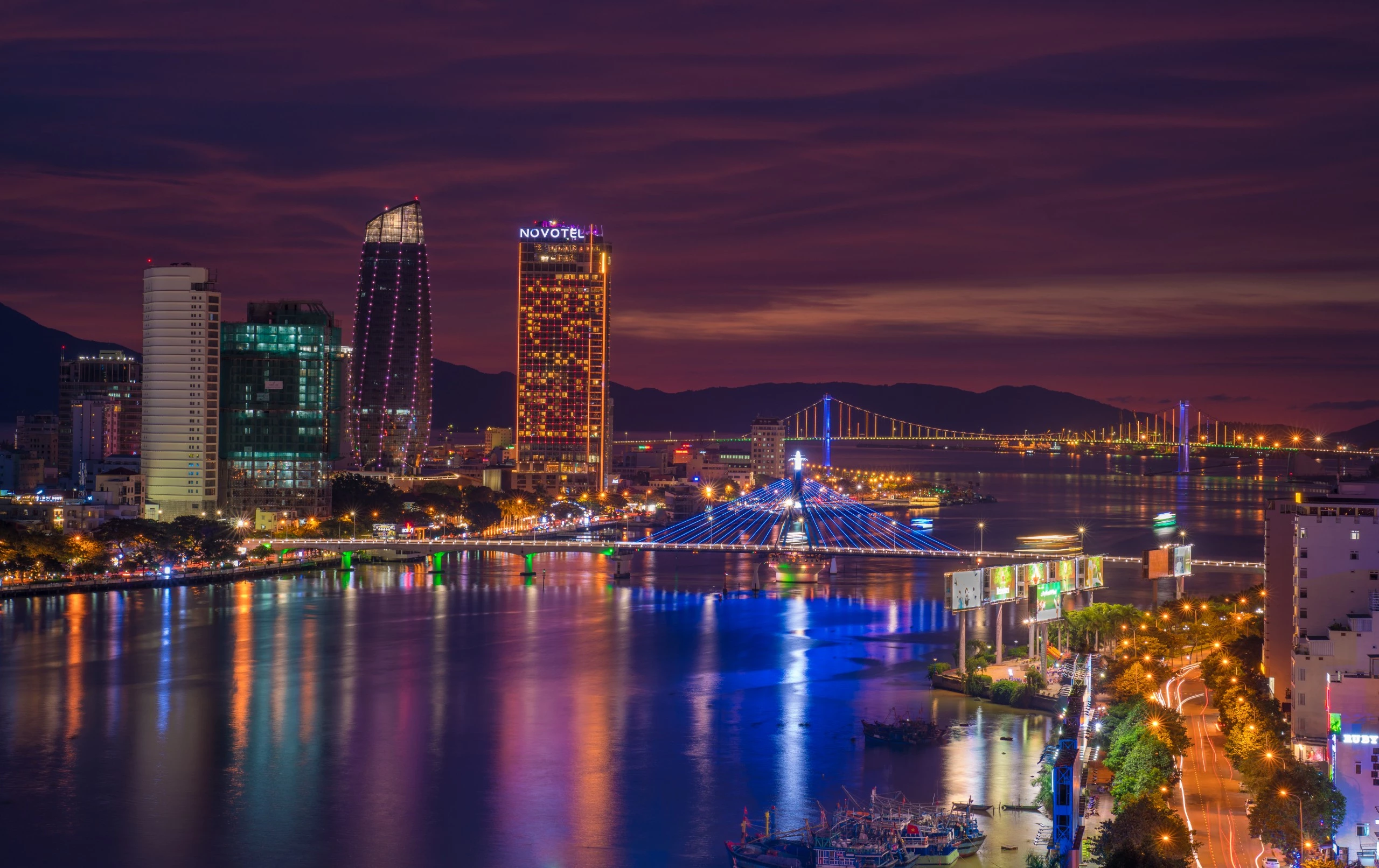 Novotel Danang Premier Han River bên sông Hàn thơ mộng.