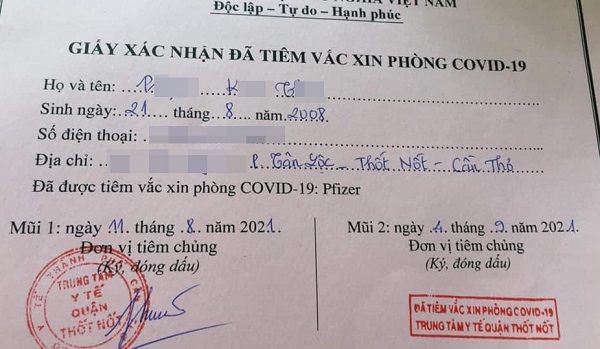 giấy xác nhận đã tiêm vaccine phòng COVID-19 cho một bé gái sinh ngày 21/8/2008.
