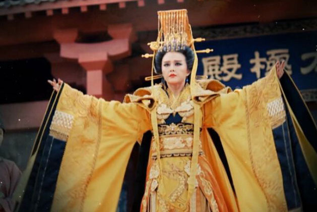 Bị chế giễu là “gà mái biết gáy”, Võ Tắc Thiên khiến tất cả những người phản đối phải im miệng chỉ bằng duy nhất 1 con chữ