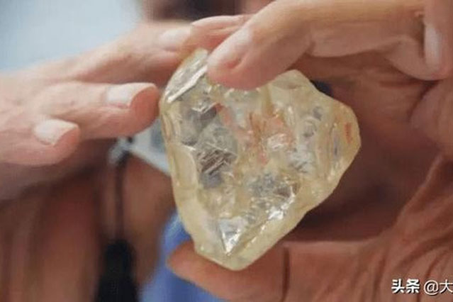 Ngư dân tìm thấy viên kim cương 34 carat, đem bán với giá 270.000 NDT, tưởng “hời lớn” ai ngờ lại gặp họa