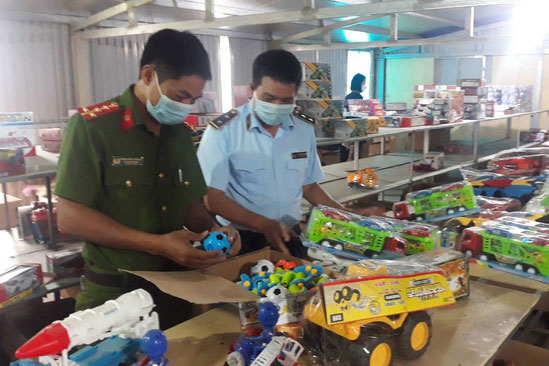 Phá kho chứa đồ chơi Trung Thu không rõ nguồn gốc lớn nhất từ trước đến nay tại Nam Định