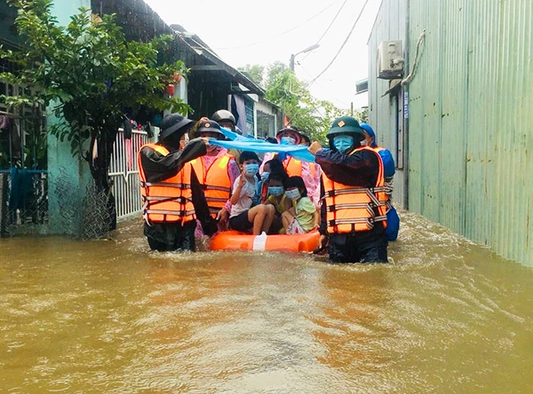 Các lực lượng chức năng di dời người dân khỏi khu vực bị ngập lụt trên địa bàn phường Hòa Khánh Nam (quận Liên Chiểu) trong bão CONSON 