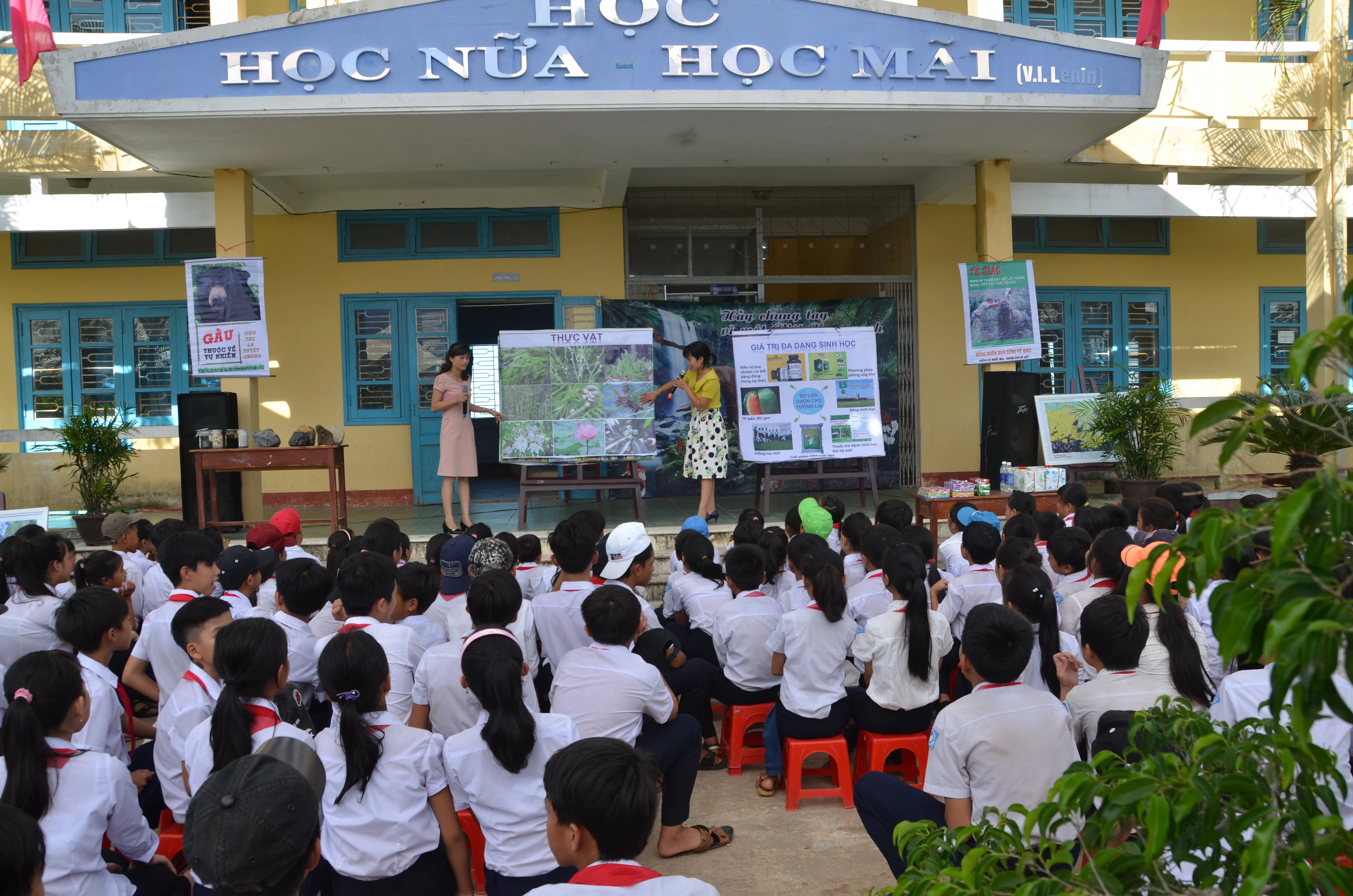 Cán bộ Bảo tàng Thiên nhiên duyên hải miền Trung thuyết trình về đa dạng sinh học và giáo dục môi trường cho các em học sinh.