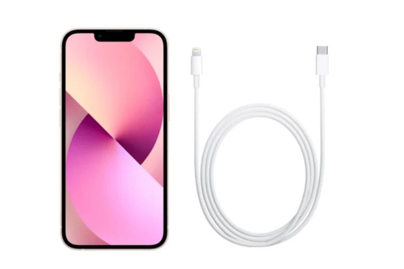 Cáp sạc là phụ kiện duy nhất khách hàng được tặng kèm khi mua iPhone 13 Series. Ảnh: Apple.