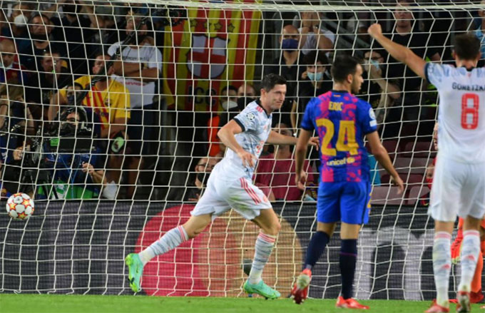Lewandowski lập cú đúp, Bayern 'vùi dập' Barca ngay tại Nou Camp