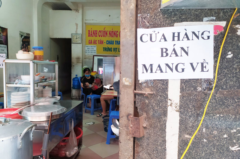 Hà Nội cho một số quận, huyện được bán hàng ăn, uống mang về