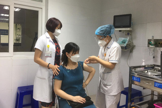 Thai phụ bị sốt sau tiêm vaccine COVID-19 có nên dùng thuốc?