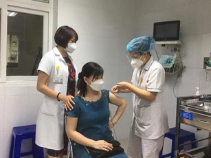 Thai phụ bị sốt sau tiêm vaccine COVID-19 có nên dùng thuốc?