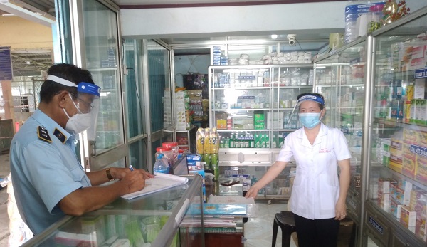 Đội QLTT số 3 kiểm tra Quầy thuốc tây tại huyện Tân Phước. (Ảnh: Cục QLTT tỉnh)