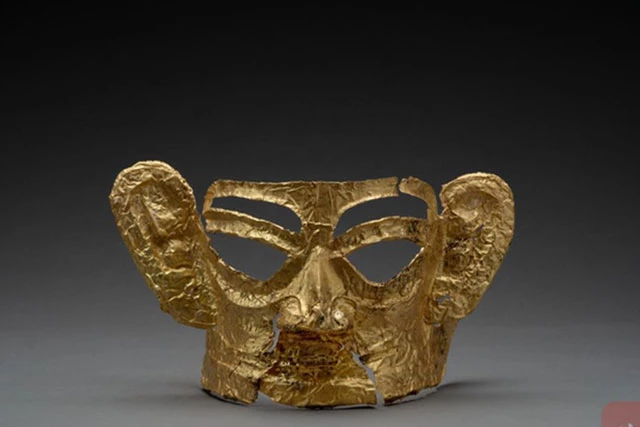 Chiếc mặt nạ bằng vàng vừa được khai quật tại di chỉ Tam Tinh Đôi, Tứ Xuyên, Trung Quốc.