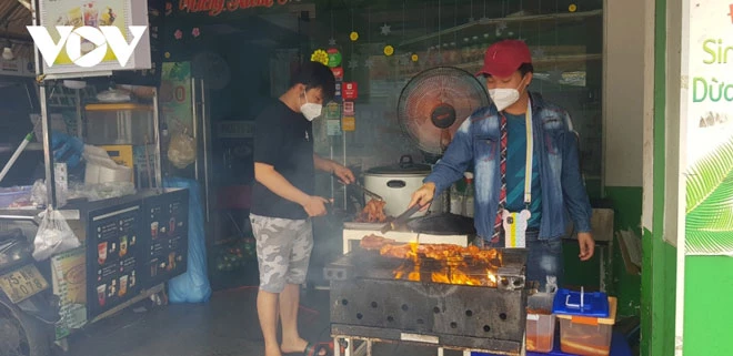 Một số hàng quán buôn bán trong ngày đầu Quận 7 cho phép mở hoạt động trở lại.