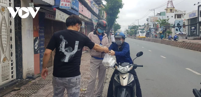 Trong ngày đầu tiên mở cửa, chủ các hàng quán phấn khởi vì buôn bán hiệu quả. Trong ngày đầu tiên mở cửa, chủ các hàng quán phấn khởi vì buôn bán hiệu quả.