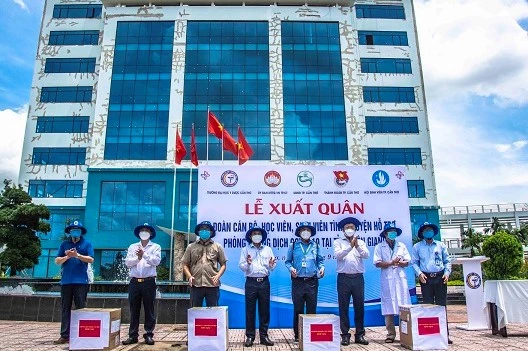 Lễ xuất quân của Trường đại học Y dược Cần thơ tiễn 600 cán bộ , sinh viên đến Kiên Giang chống dịch.