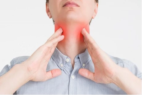 Viêm amidan quá phát gây đau rát họng kéo dài.