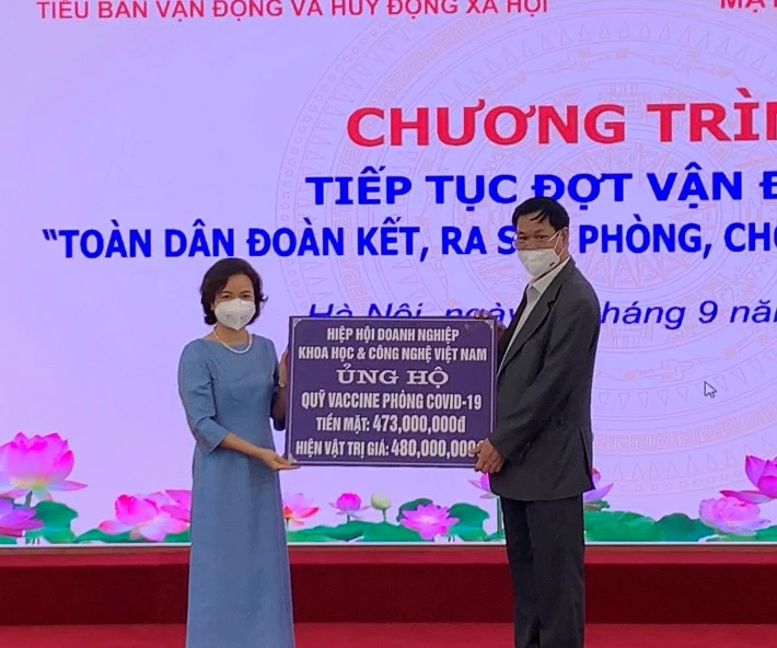 Đại diện Hiệp hội Doanh nghiệp Khoa học Công nghệ Việt Nam trao 473 triệu đồng tiền mặt và hiện vật trị giá 480 triệu đồng ủng hộ Quỹ Vaccine phòng COVID-19.