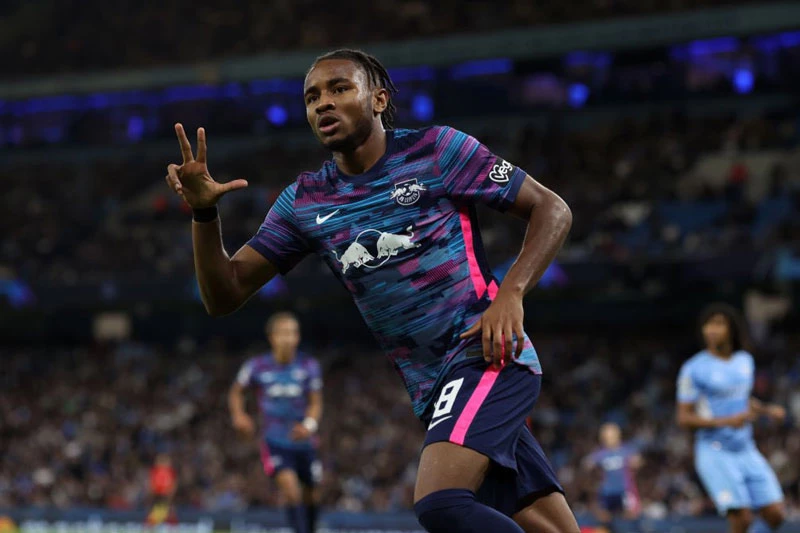 Tiền vệ phải: Christopher Nkunku (RB Leipzig).