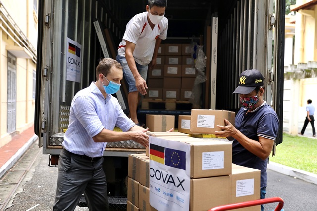 Lô vắc-xin Đức hỗ trợ Việt Nam qua cơ chế COVAX về đến Hà Nội