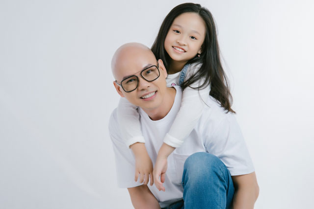 Phan Đinh Tùng cùng con gái hòa giọng trong bài hát cổ động, xua tan mảng màu u ám dịch bệnh