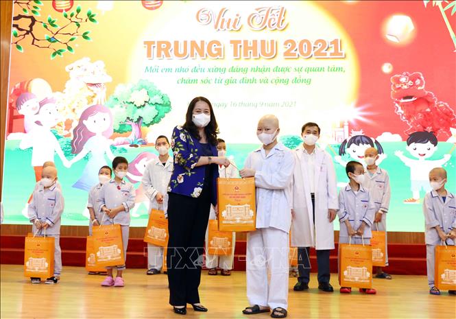 Phó Chủ tịch nước thăm, tặng quà cho bệnh nhi nhân dịp Tết Trung Thu