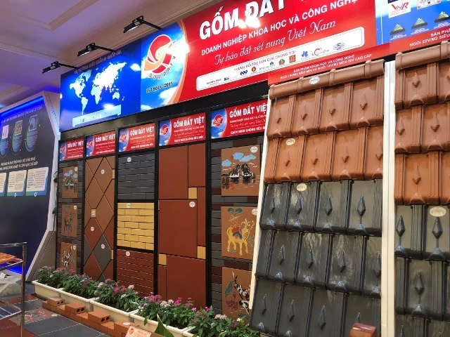 Tổ hợp Công ty Cổ phần Gốm Đất Việt là doanh nghiệp khoa học và công nghệ sản xuất vật liệu đất sét nung duy nhất tại Việt Nam tham dự Hội nghị. 