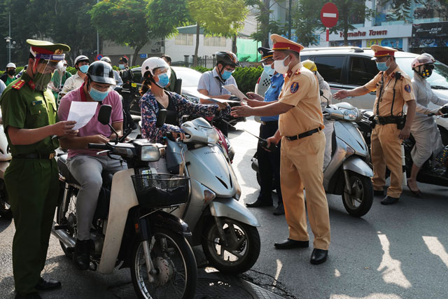 Hà Nội: 19 quận, huyện 'bình thường mới' không kiểm soát giấy đi đường