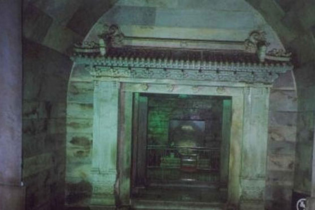 Vượt qua làn khói kỳ lạ từ mộ cổ 300 năm, chuyên gia đụng độ hàng nghìn 'phi đao': Ai nấy đều bỏ chạy