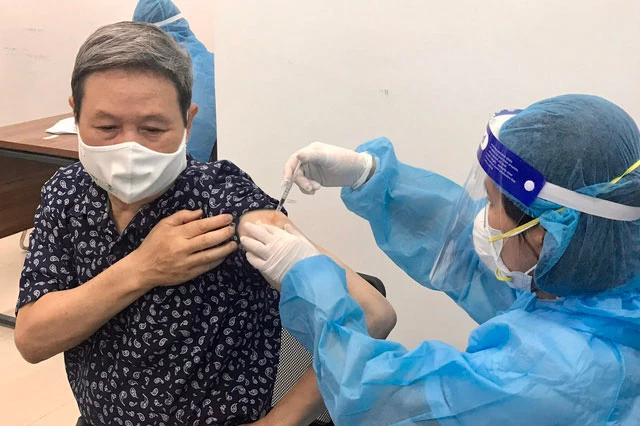 Tiêm vaccine COVID-19 cho người dân tại điểm tiêm chủng 22 Đặng Tiến Đông, Quận Đống Đa, TP Hà Nội. Ảnh: Thái Bình