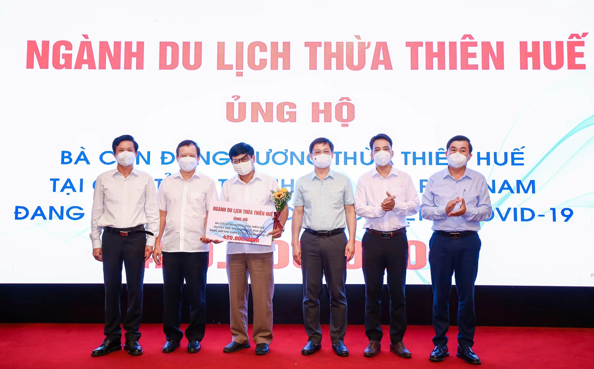 44 đơn vị, cá nhân trong ngành du lịch, dịch vụ tỉnh Thừa Thiên Huế ủng hộ kinh phí và vật chất với trị giá 455 triệu đồng để hỗ trợ đồng hương tại các tỉnh phía Nam đang gặp khó khăn do dịch COVID-19. 