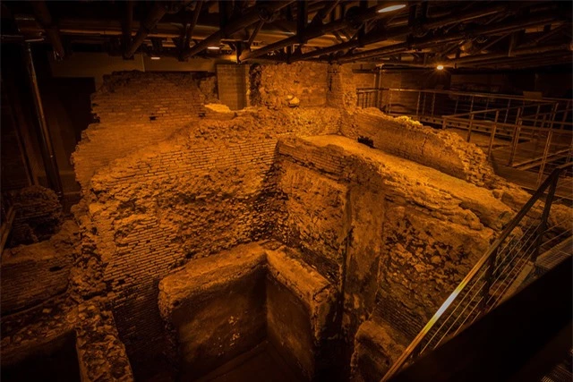 Khám phá công trình cổ bí mật dưới đài phun nước nổi tiếng ở Rome (Italy) - Ảnh 1.
