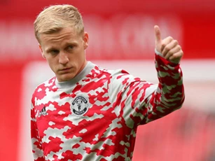 Arsenal tính gây sốc với Wilshere và Van de Beek