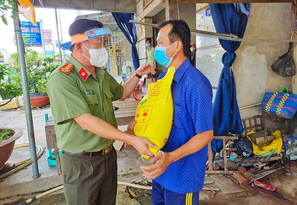 Giám đốc Công an An Giang chỉ đạo “đi từng ngõ, gõ từng nhà” bóc tách hết F0